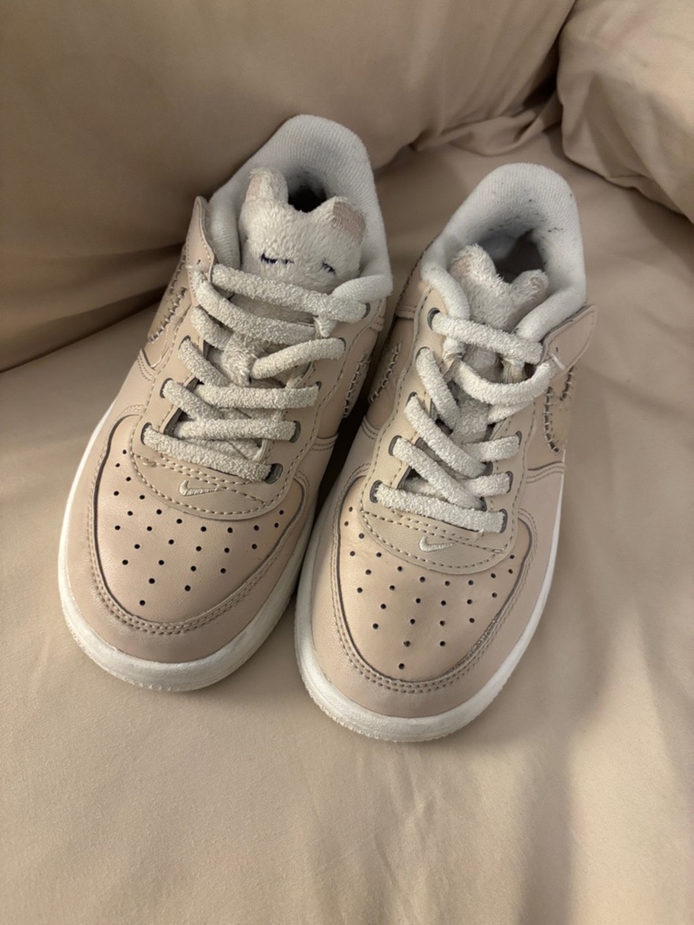 Nike Kids Sneakers in Light Beige and White